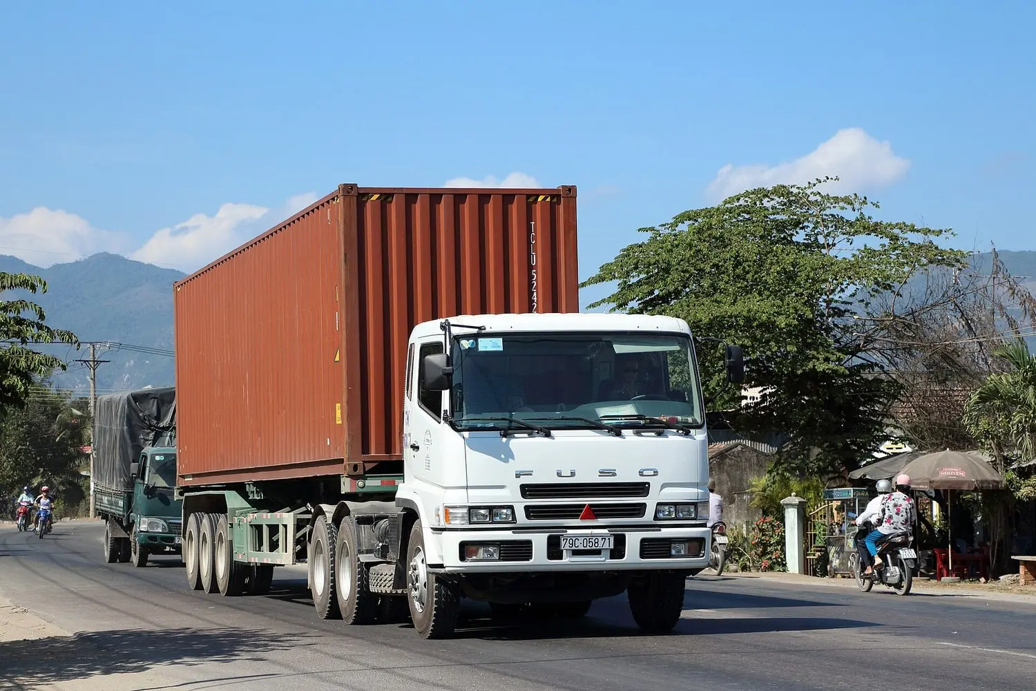 Xe đầu kéo chở container chạy trên quốc lộ ở Việt Nam