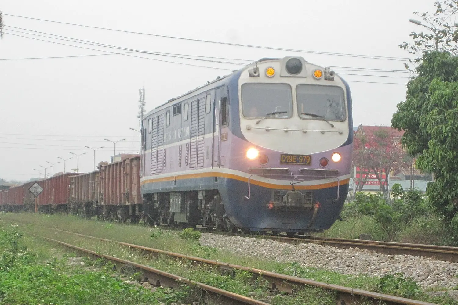 Đầu máy D19E của Đường sắt Việt Nam kéo đoàn tàu hàng